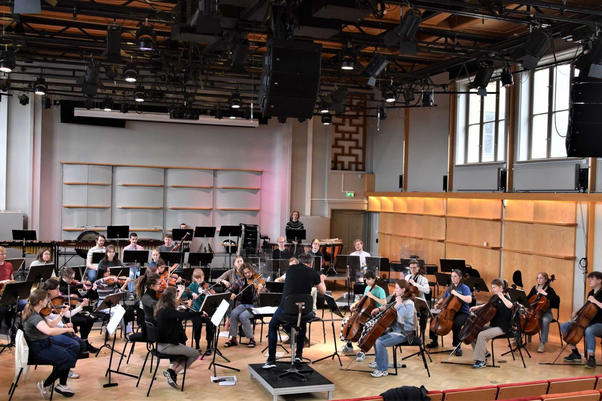 Ett samarbete har inletts mellan Ingesunds Musikhögskola och Västanå Musik &amp; Teater. Symfoniorkestern spelar i Arvika på fredag och i Rottneros på lördag.