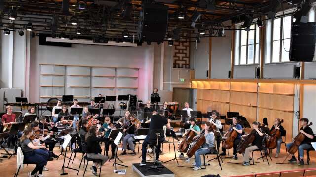 Ett samarbete har inletts mellan Ingesunds Musikhögskola och Västanå Musik &amp; Teater. Symfoniorkestern spelar i Arvika på fredag och i Rottneros på lördag.