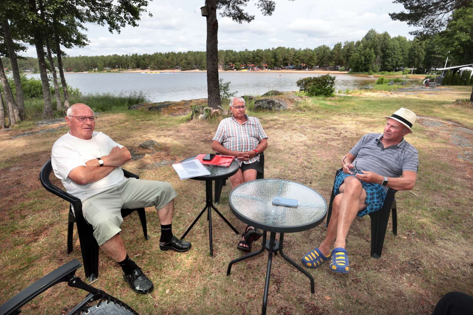 Grannarna Bjarne Thorp, Kjell Nygren och Lars Jörnelid är alla ledsna över att behöva lämna Bomstadbaden. 