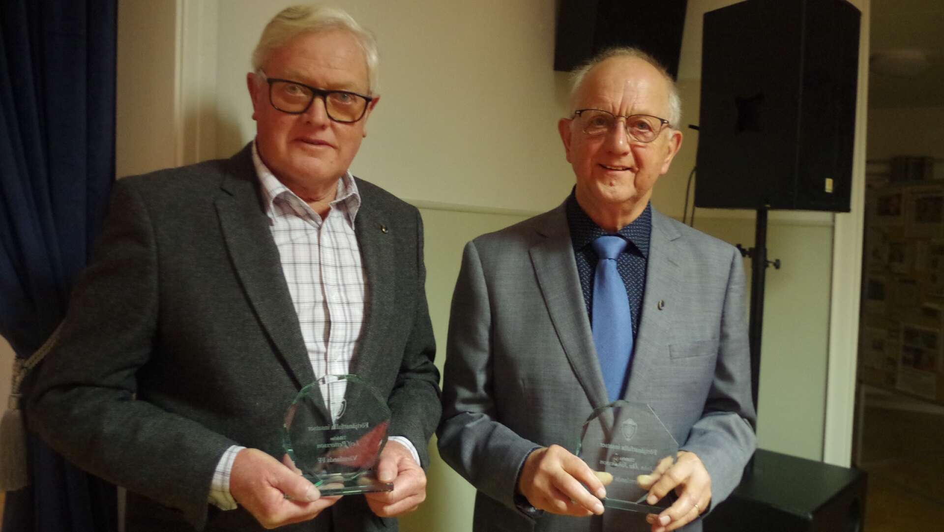 Leif Pettersson t.v samt John-Åke Johansson fick glaspriser från VFF för &quot;Förtjänstfulla insatser&quot; bl.a över tillsammans hundra år i styrelsearbetet.&apos;&apos;