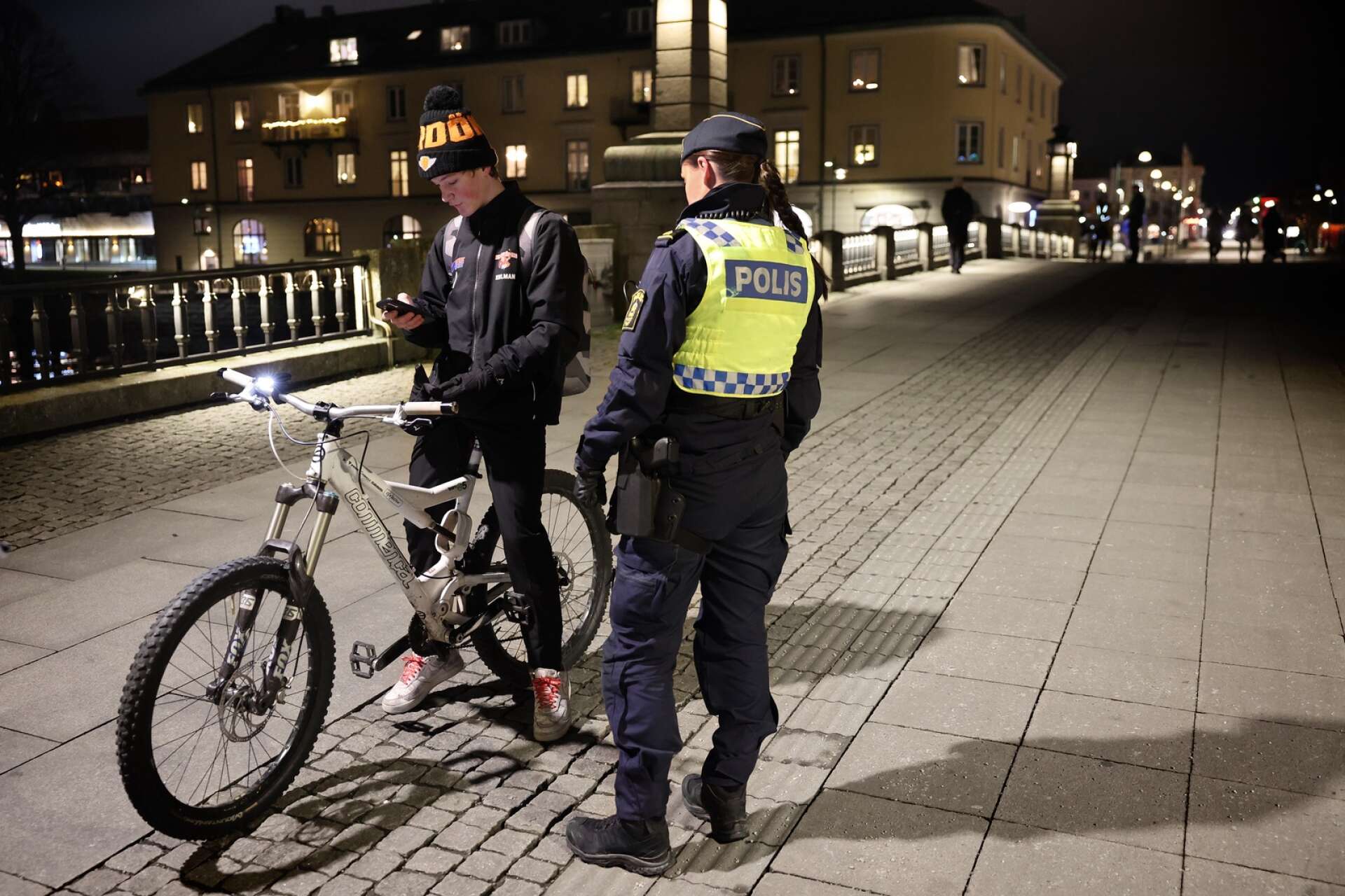 Viktor Kihlman hade glömt att sätta på lamporna på cykeln och fick en varning av polisen. 