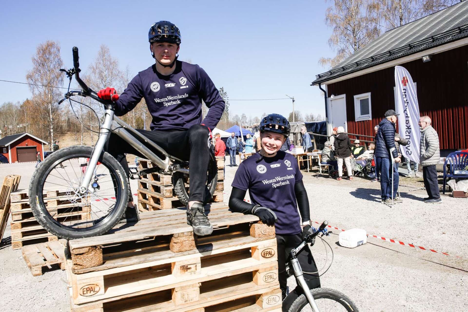 Syskonparet Hilda och Ludvig Andersson från Klässbol, trial-cyklisterna som tillhör världseliten.