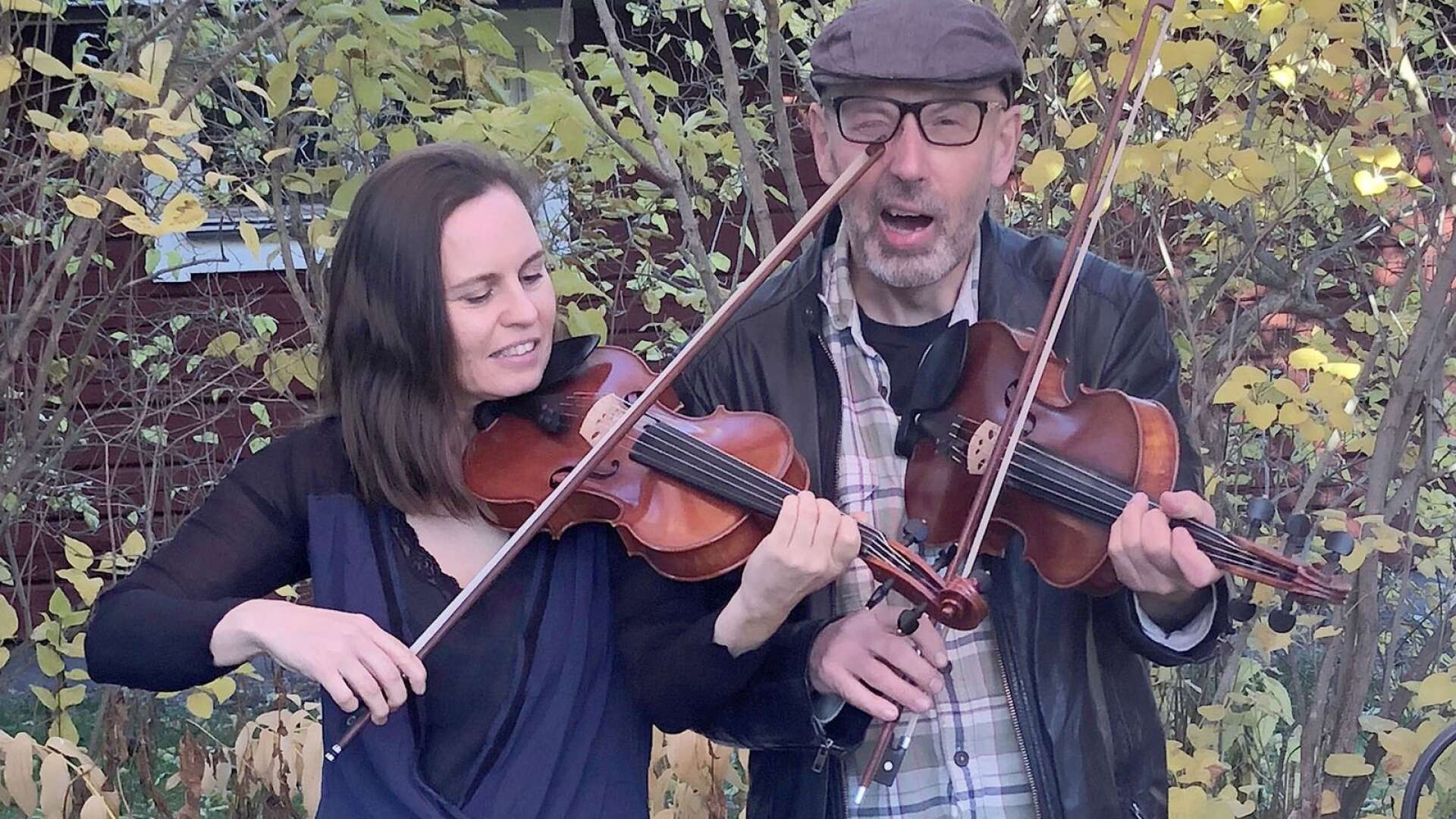 Anders Norudde och Johanna Karlsson fann varandra kring Anders underfundiga låtskatt och en femsträngad fiol.
