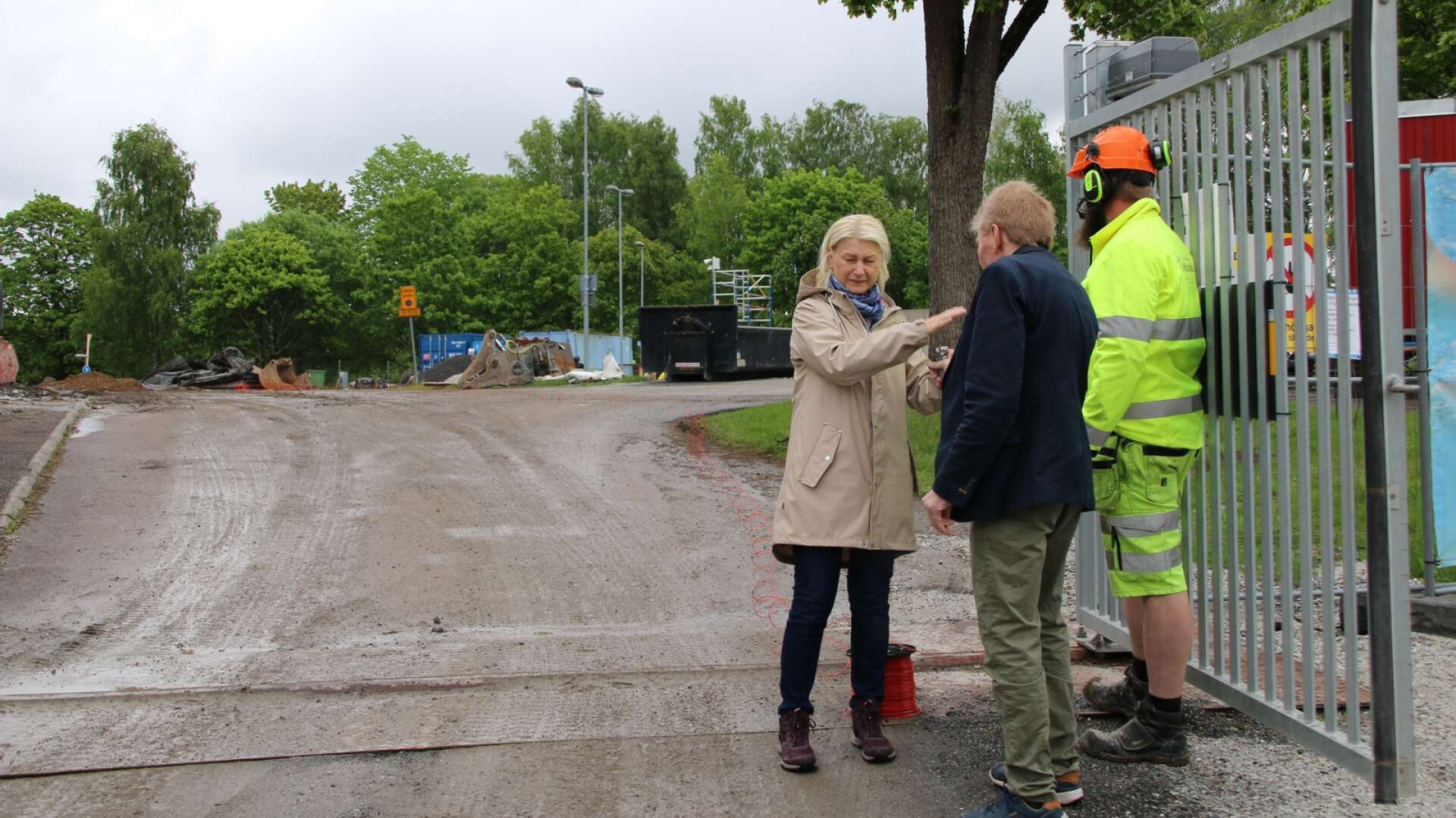 Marina Isaksson (S) tryckte på knappen för den första sprängningen. Till höger Christer Olsson (M).