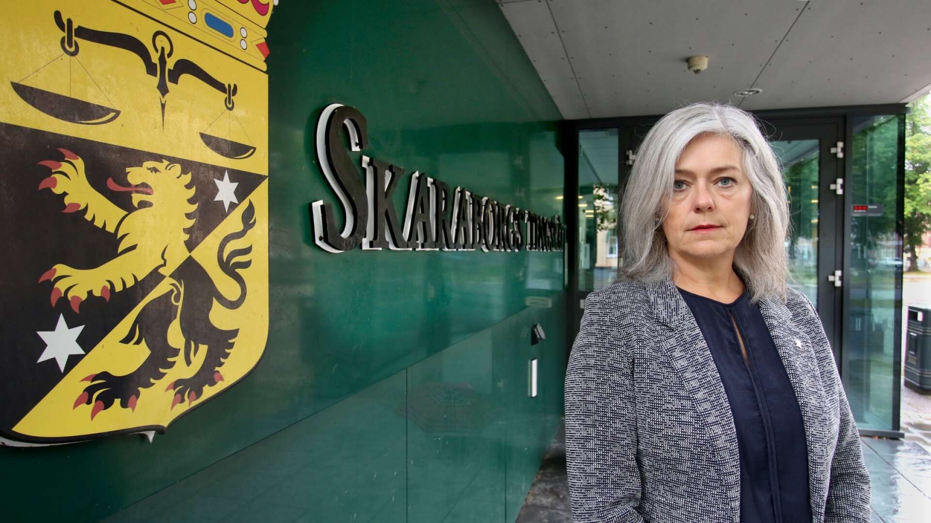 Mannen som är i 30-årsåldern och hemmahörande i Stockholmstrakten häktades vid Skaraborgs tingsrätt i Skövde på måndagen. Målsägande i fallet är en vuxen person, närstående till den nu häktade mannen. Det uppger kammaråklagare Ylva Lundgren för SLA.
