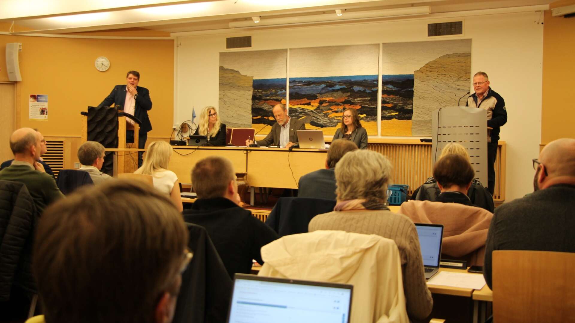 Vid valet lämnar Per Rosengren (V) lokalpolitiken. På måndagskvällen debatterade han en sista gång i fullmäktige med Johan Abrahamsson (M).