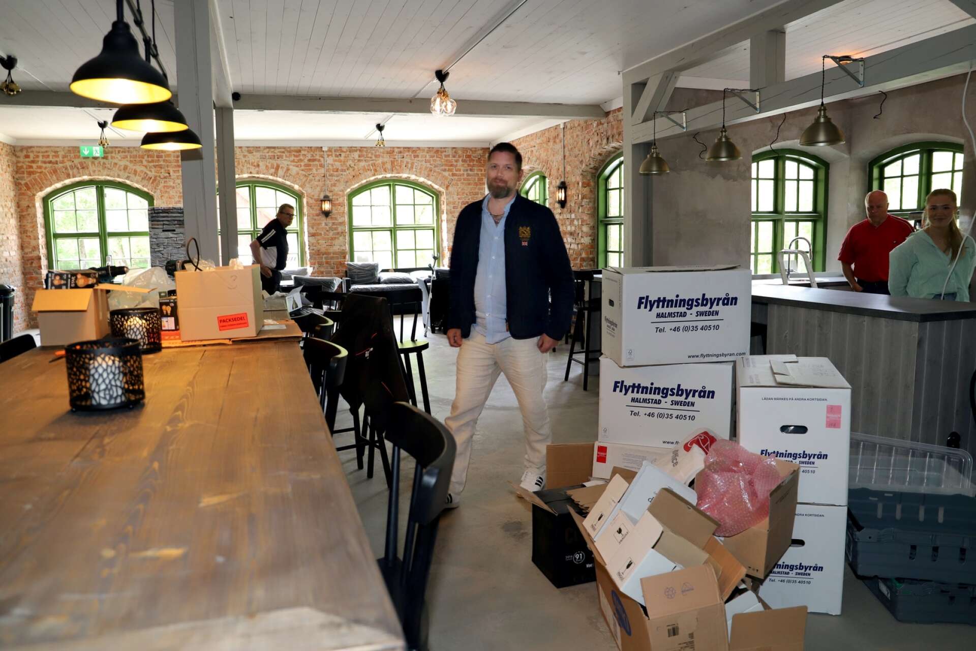 Uppackning pågår. Niklas Pettersson, Matbruket, öppnar restaurangen på Borgviks gård på lördag, den 3 juni.