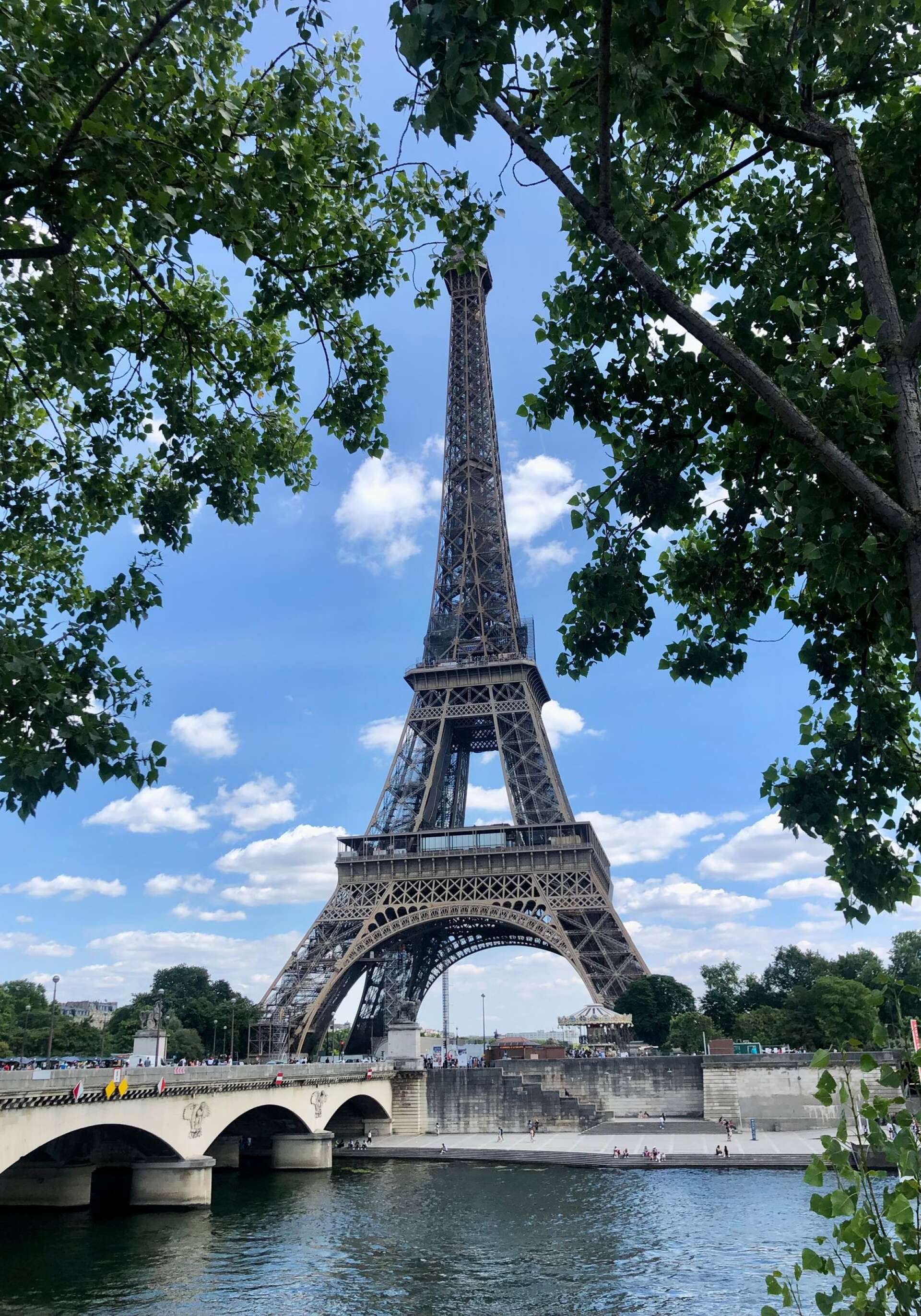 Ett självklart stopp – Eiffeltornet i Paris, Frankrike. Passa på att ta en fransk fika med den bästa utsikten över tornet i dess närliggande trädgård. 