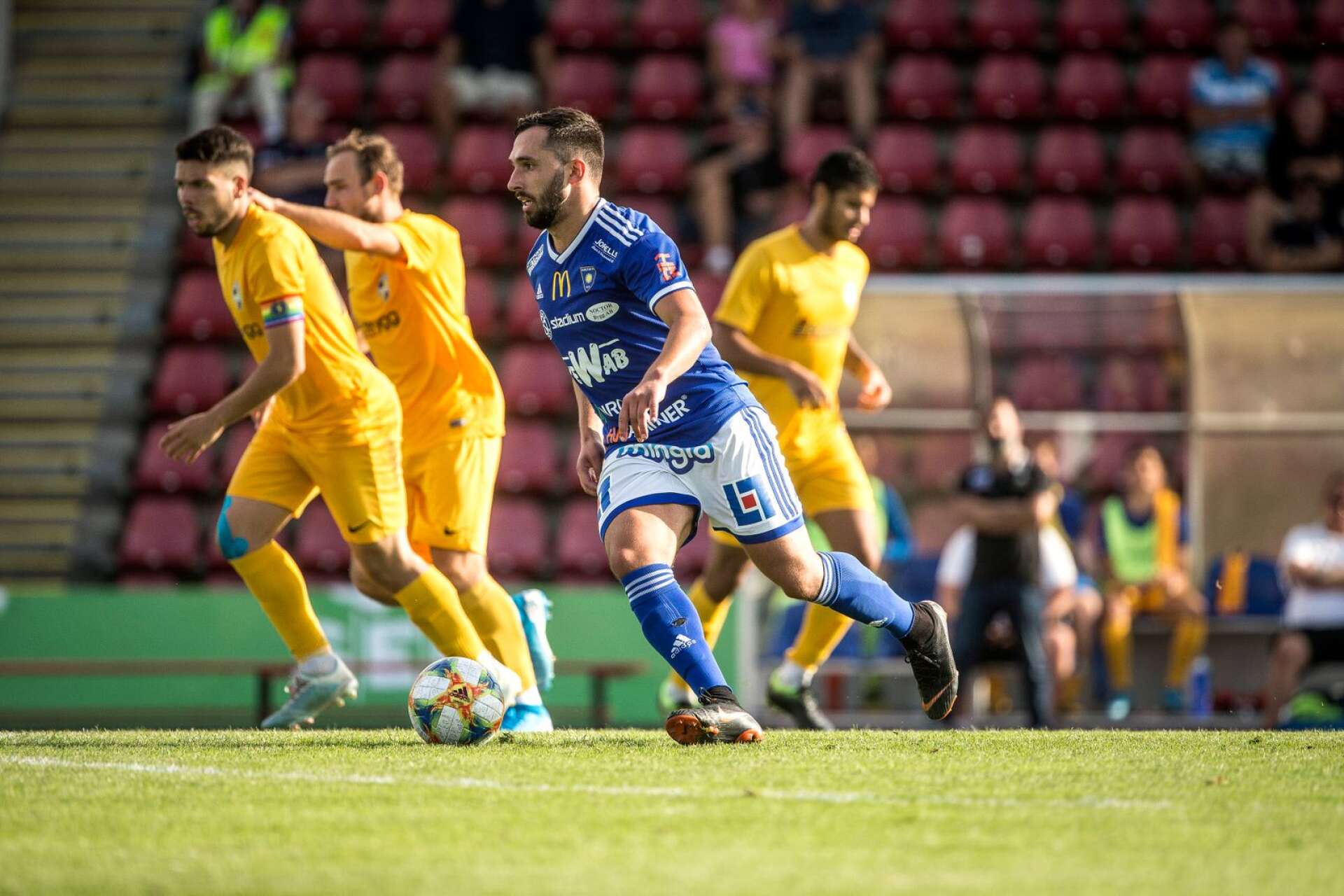 Det nya Karlstadslaget som KBK och Carlstad United bildar i division 1 ser inte ut att få möta gultröjade Linköping nästa säsong. Däremot blir det två långa resor till Norrland om förslaget om spel i division 1 norra klubbas.