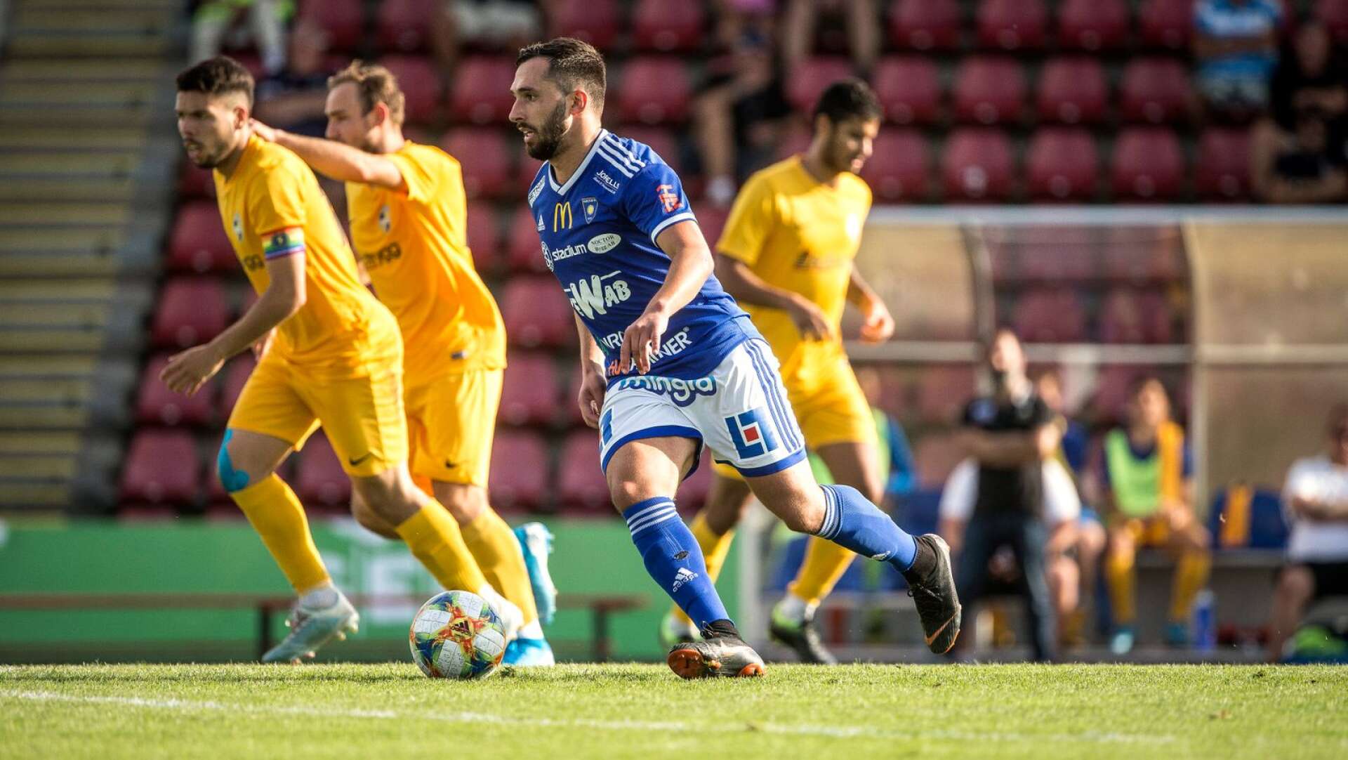 Det nya Karlstadslaget som KBK och Carlstad United bildar i division 1 ser inte ut att få möta gultröjade Linköping nästa säsong. Däremot blir det två långa resor till Norrland om förslaget om spel i division 1 norra klubbas.