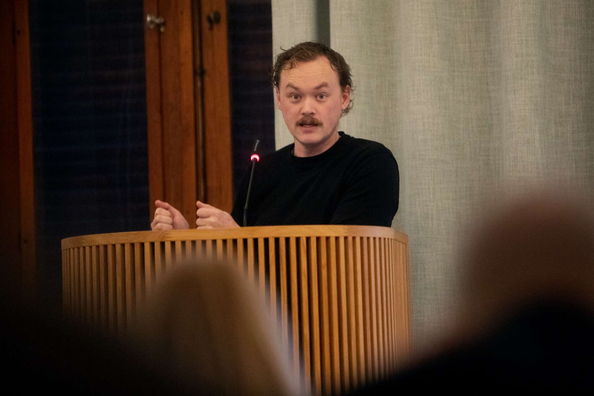 Jonas Sandström (S) i talarstolen.