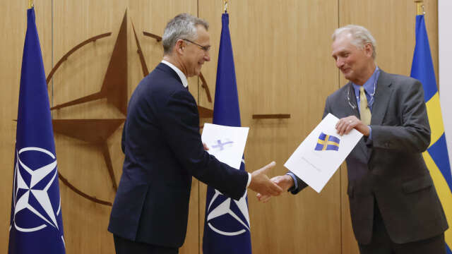 Natos generalsekreterare Jens Stoltenberg tar emot den svenska ansökan om medlemskap i Nato från Sveriges ambassadör Axel Wernhoff.
