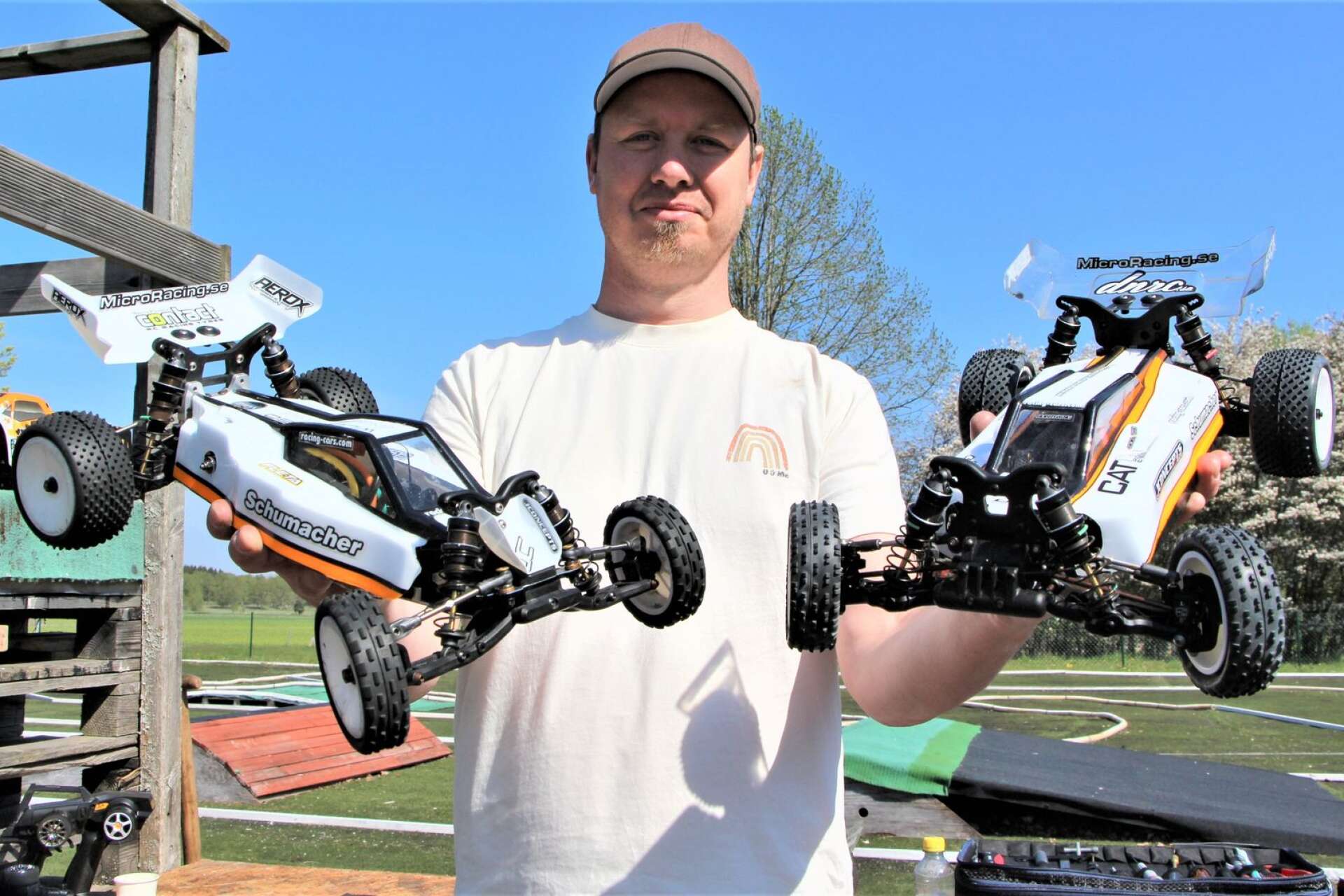 Linus Jonsson visar upp sina två bilar. Han är en av entusiasterna i racingsektionen.