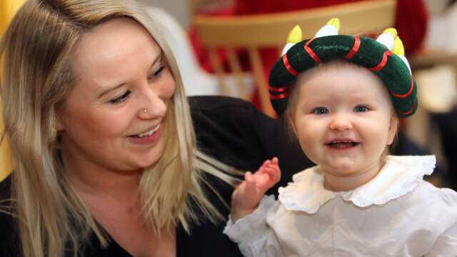 Alexandra Harju och dottern Aurora var på plats och firade lucia på öppna förskolan i måndags. 