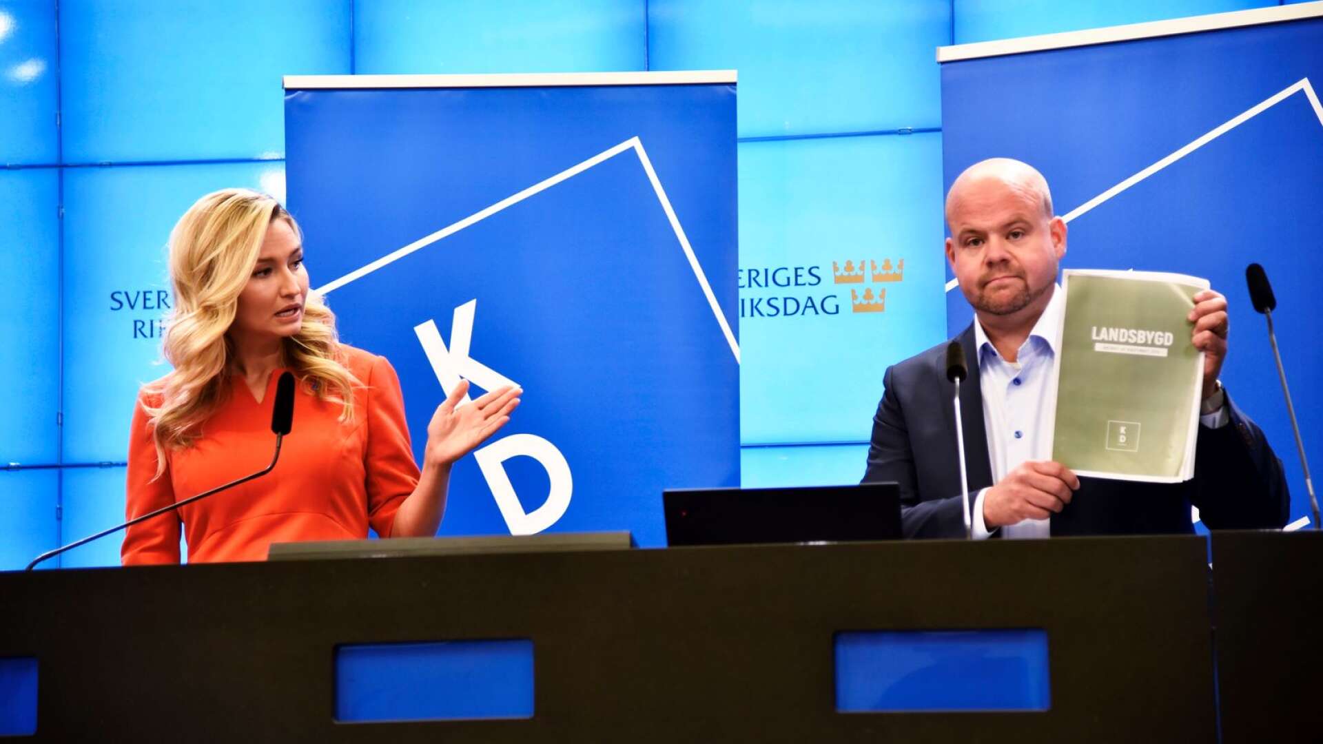 Partiledaren Ebba Busch (KD) och partisekreteraren Peter Kullgren (KD) presenterar Kristdemokraternas landsbygdssatsningar.