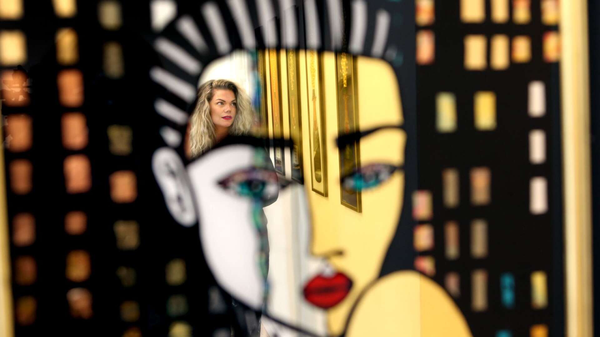 Mercedes Murat har vernissage på Galleri Bergman med sitt unika glasmåleri.