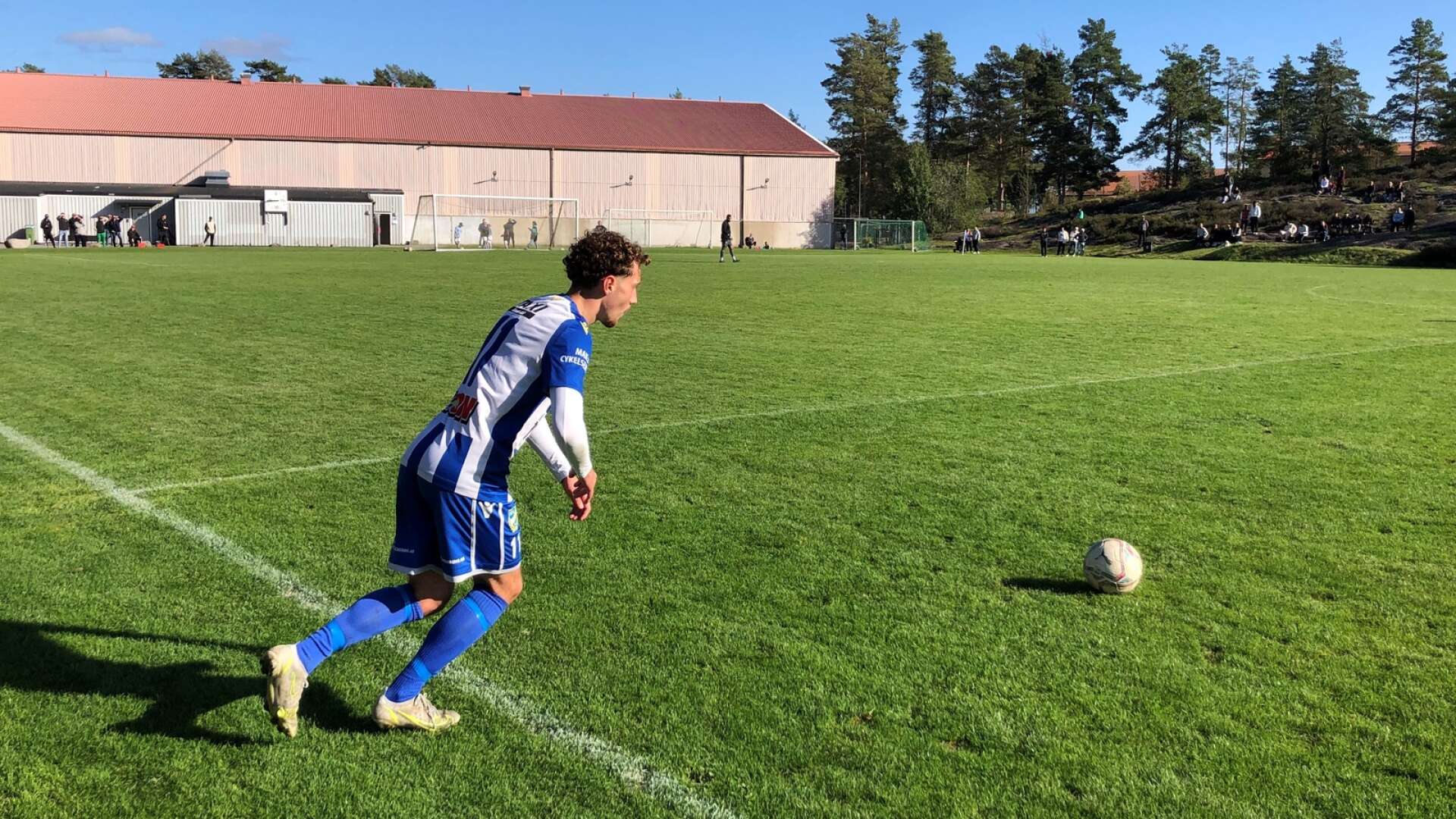 Rayif Marat i IFK Åmål slår en frispark. Kamraterna var bara minuter från att ta hem segern.
