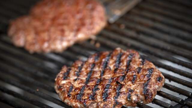 Köttfärs är ett livsmedel som man ska vara extra försiktig med och grilla så att hamburgarna blir genomstekta