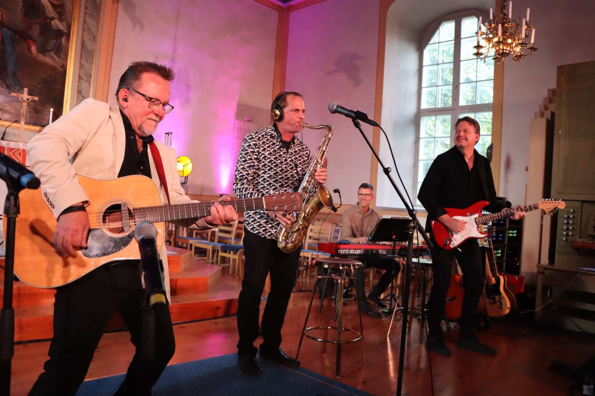 Ett flertal musiker spelade på cancergalan i Hova kyrka, däribland A Tribute to Dire Straits.