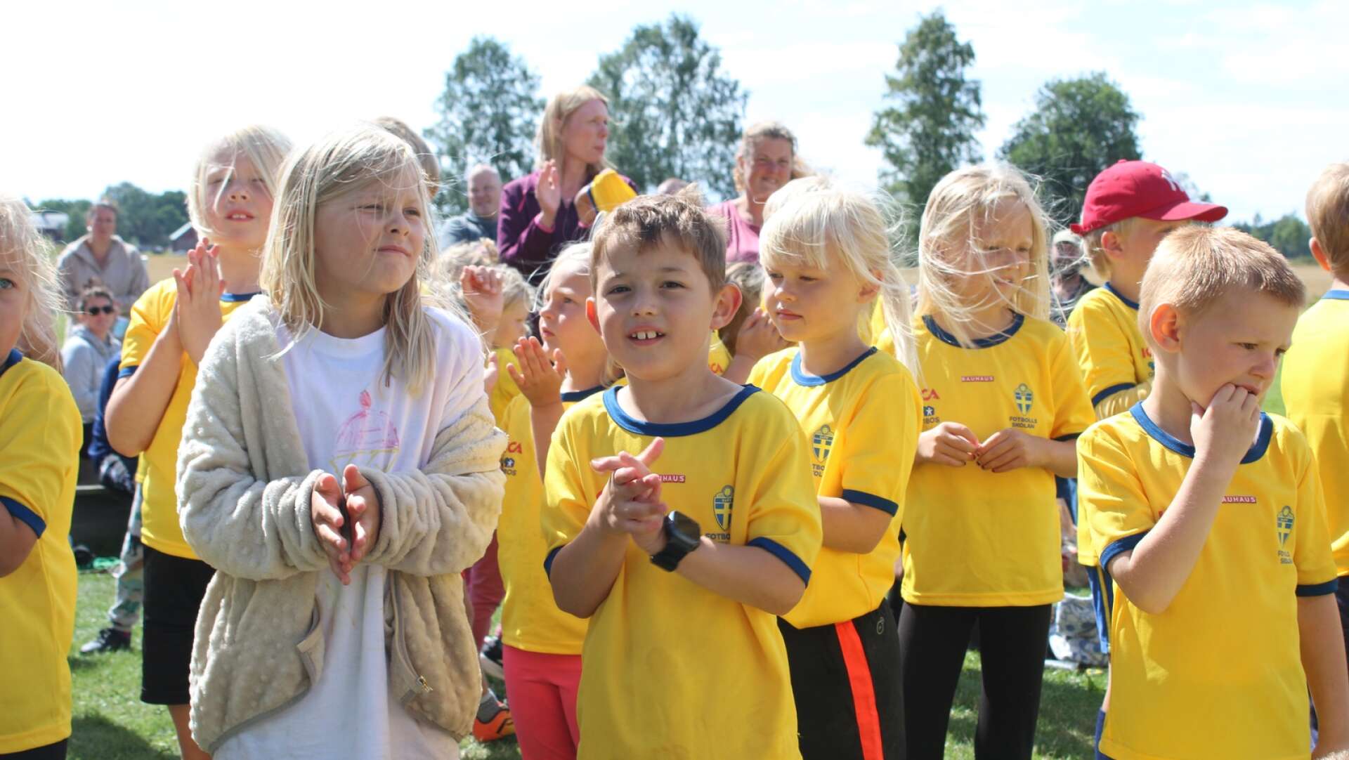 Förra året deltog 64 barn i Eskilsäters IF:s fotbollsskola, och särskilt glädjande var att hälften var tjejer.
