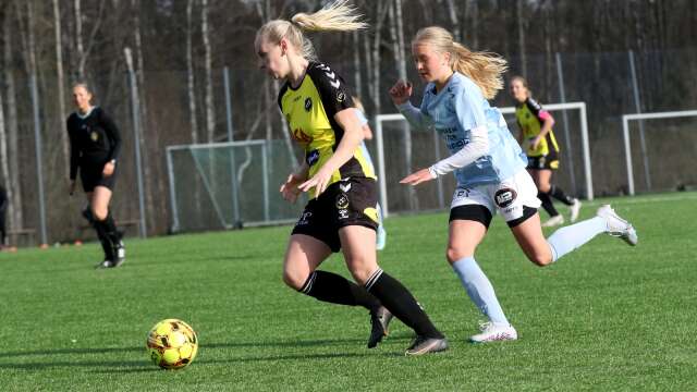 Nova Kjellman har fått chansen i flera matcher från start i år. Här jagar hon Skultorps Matilda Andersson i 3–1-segern på bortaplan tidigare under säsongen.