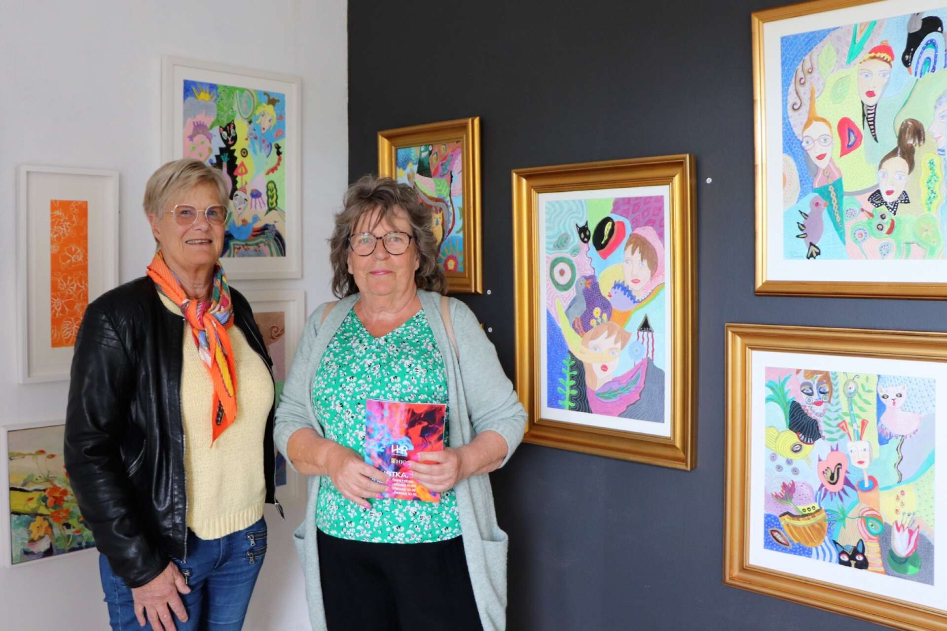 Marianne Centerlund (till höger) besökte Sylvia Doverfors utställning.