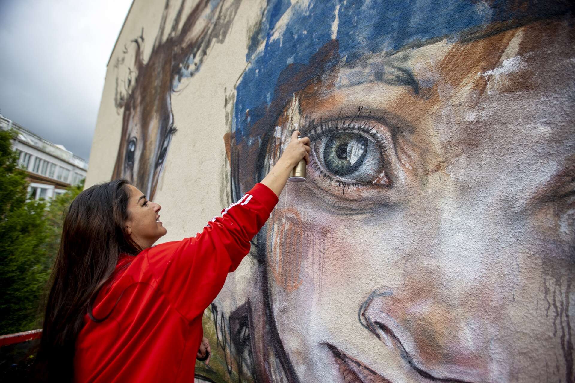 Internationella konstnären Jasmin Siddiqui har gjort gigantiska väggmålningar i Rom, Moskva, Miami, Sao Paolo och Katmandu. Sommaren 2021 gav hon Karlstad ett nytt landmärke.