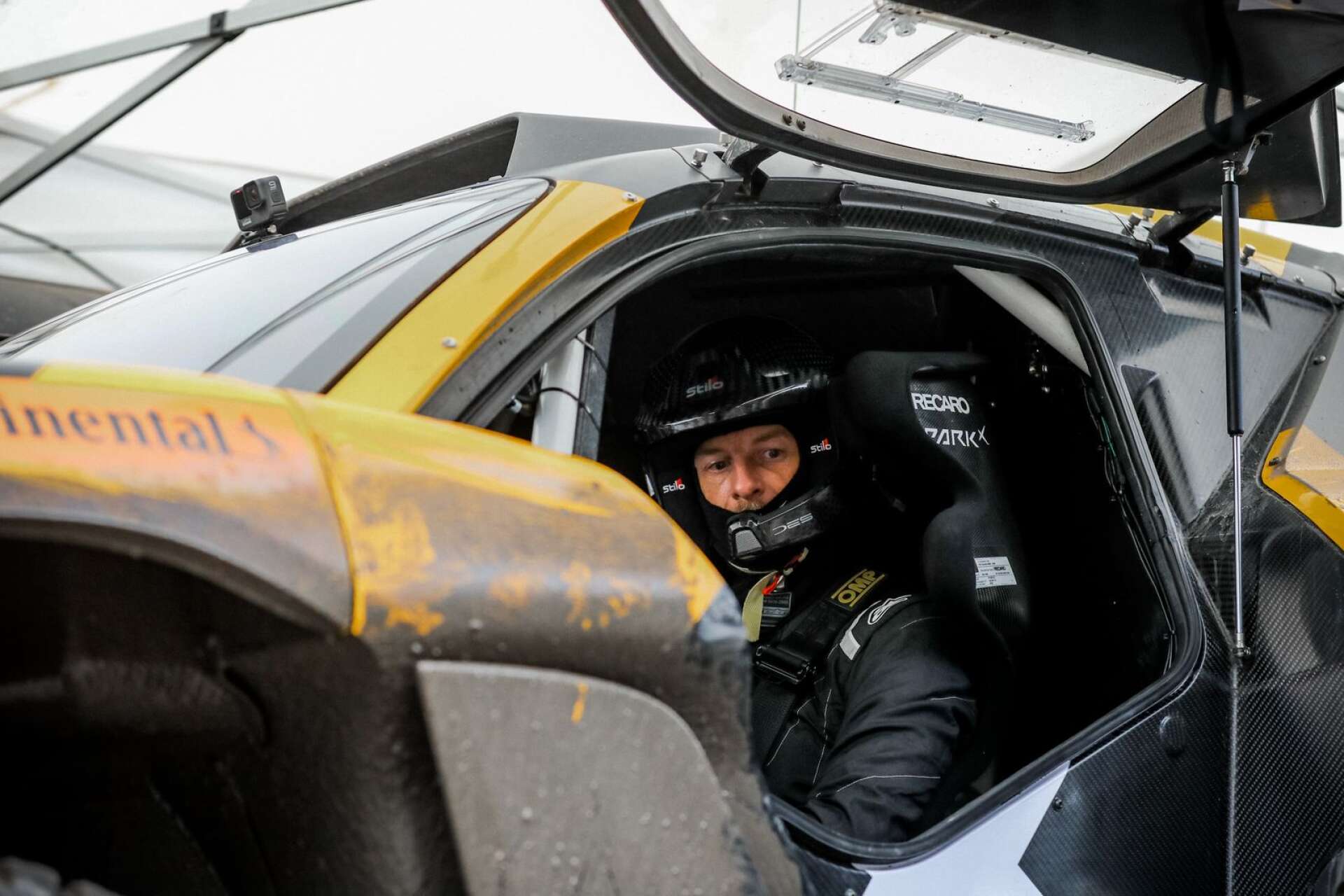 Jenson Button är 20 centimeter längre så det krävs en iläggskudde vid förarbytena under loppen.