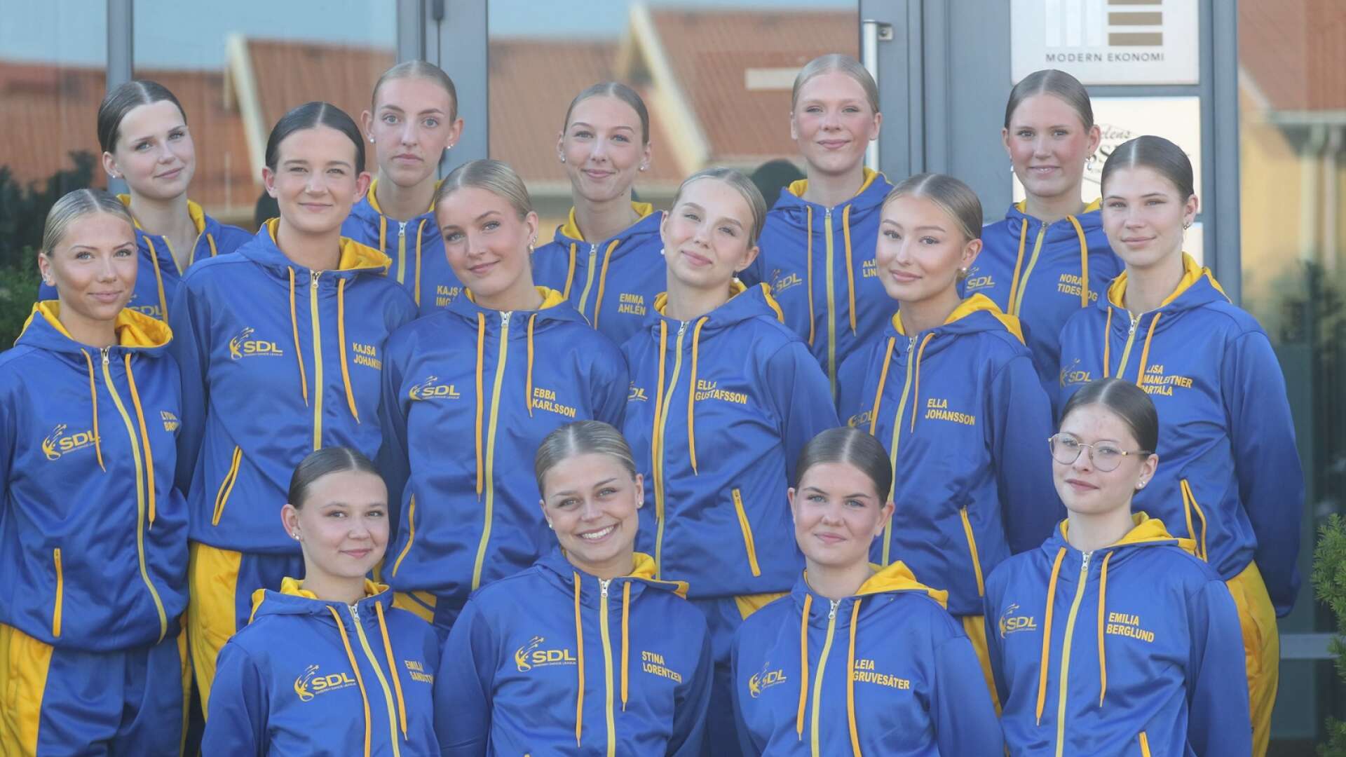 15 dansare från Helens Dansskola i Skövde kommer att representera Sverige i Europamästerskapen i konstnärlig dans.