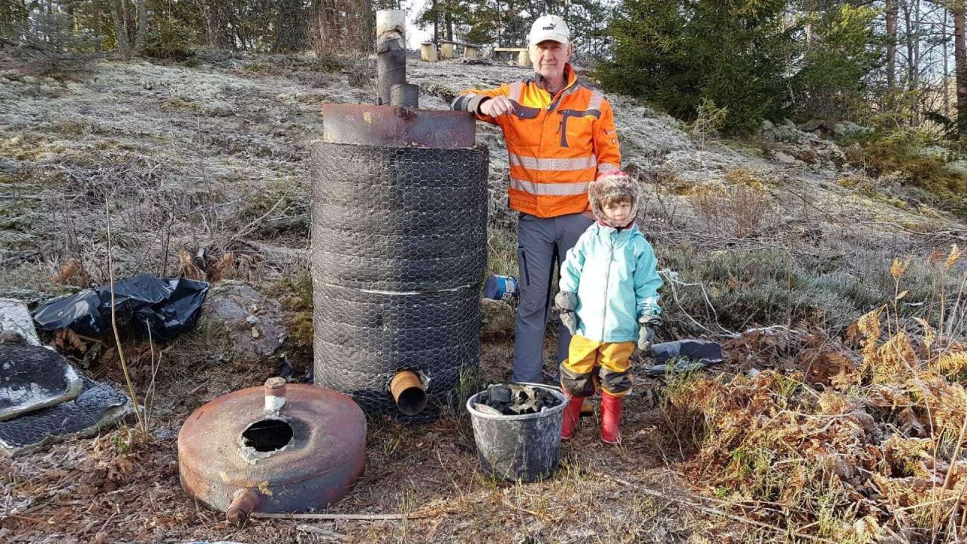 Bo Severinsson och barnbarnet Axel Harnell, fyra år, från Laxarby som är mycket intresserad av allt som morfar fixar med.