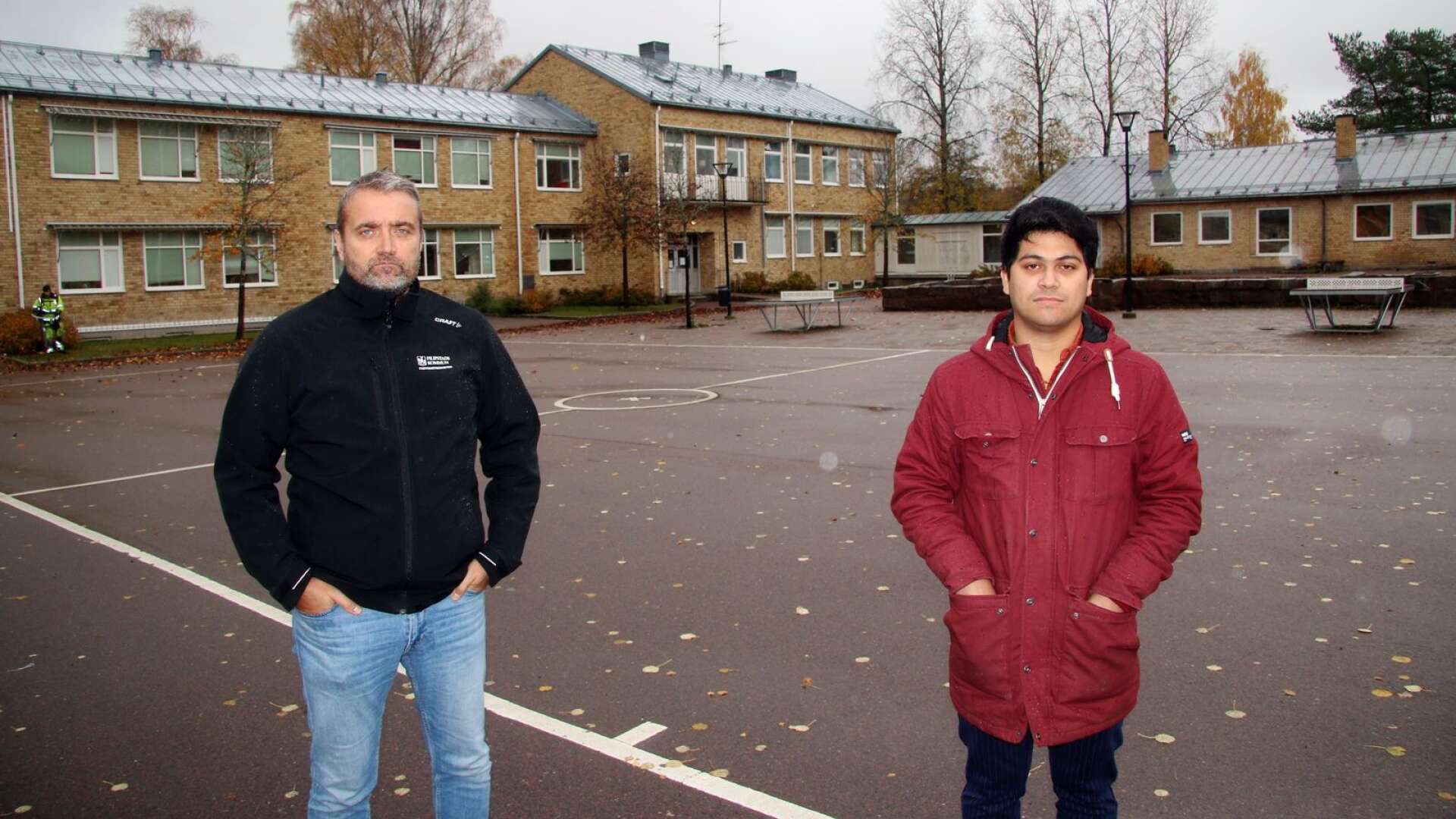 Per Green, fastighetschef, och Jomark Polintan (S), ordförande i teknikutskottet, framför Strandvägsskolan. 