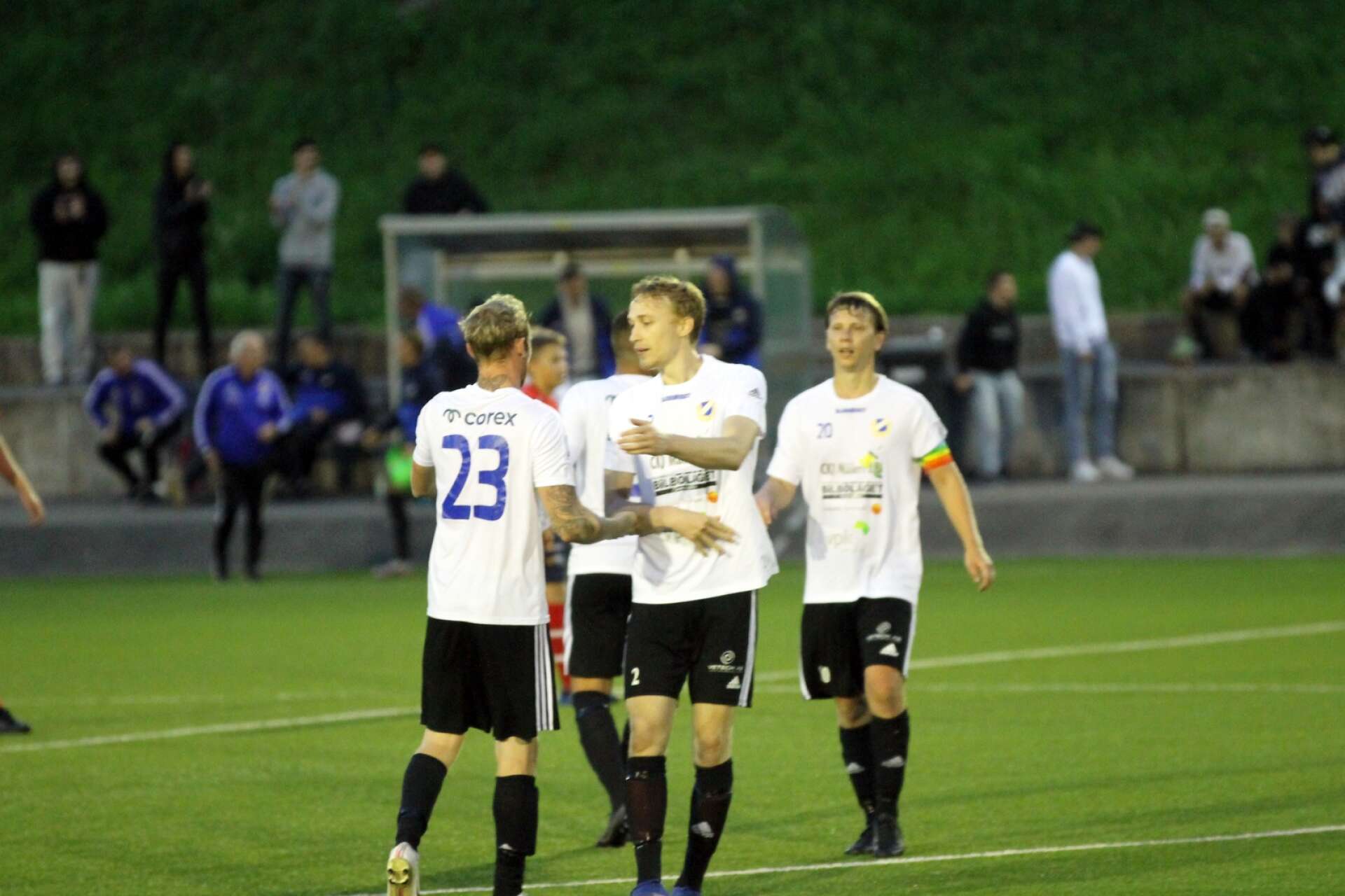 Bengtsfors IF–Bäckefors IF 0–2. Bäckefors firar efter segern.