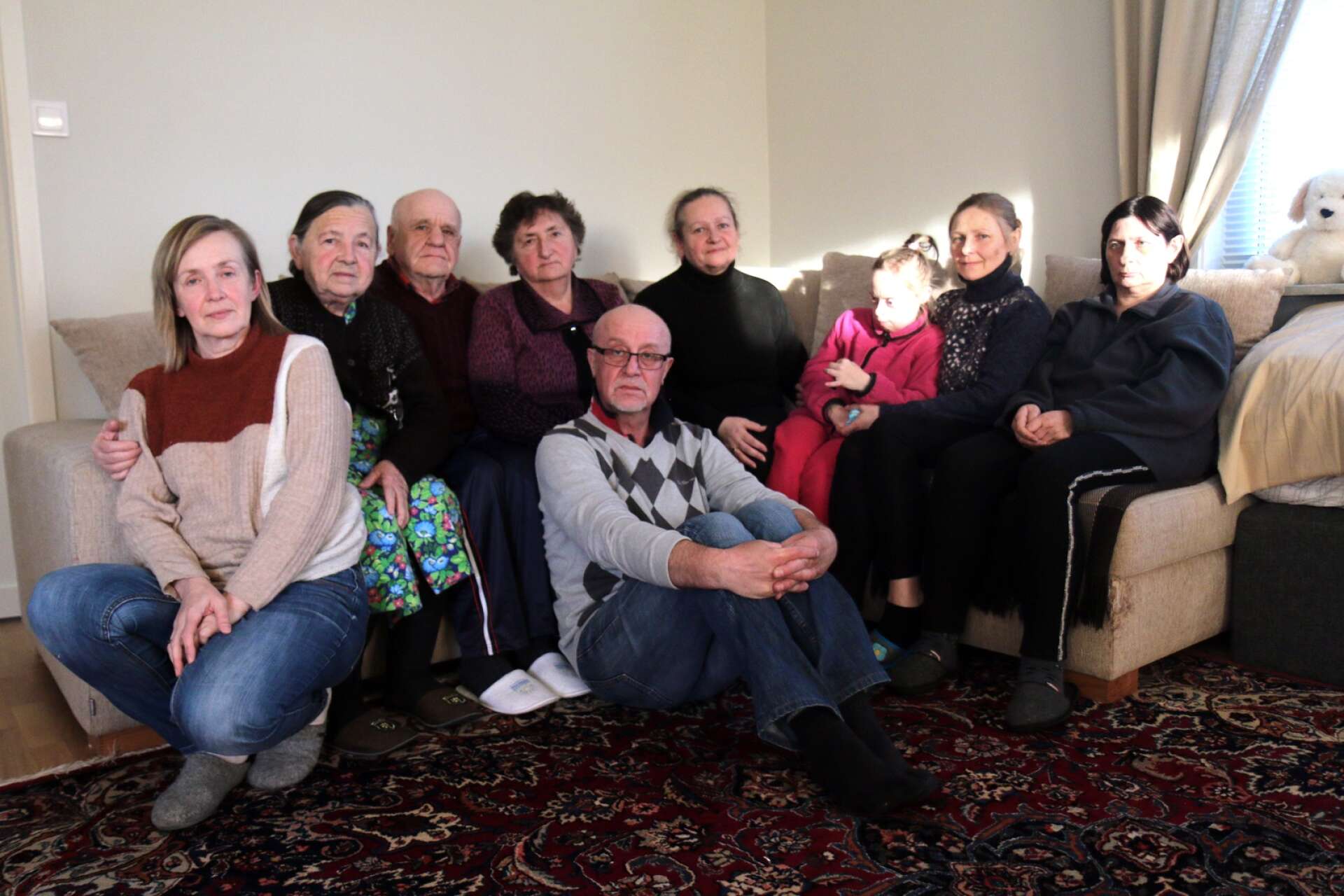 Igor Yarotsky sittandes i mitten med frun Larisa Yarotskaya längst till vänster, hemma i Hjo, med flyktingarna från vänster: Bronislava Pashkovich, Vladmir Kotziuba, Lydmila Kotziuba, Larisa Kotziuba, Julia Kalenskaya och Lydmila Korzik. 