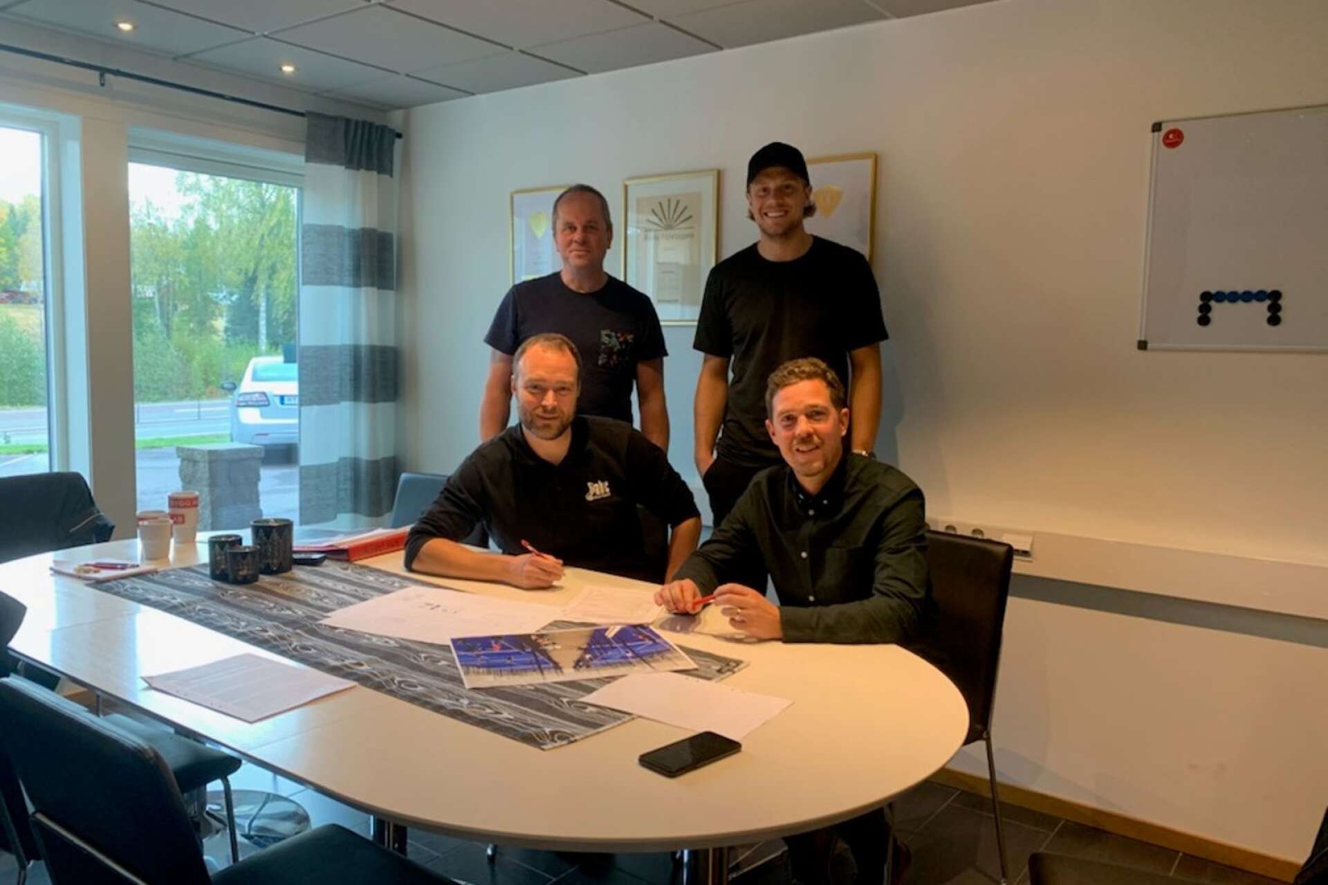 Här skrevs det avtal med KEK Bygg AB, med ägaren Per-Erik Karlsson, NHL-proffset Jacob de la Rose och de båda initiativtagarna Patric Winberg och Rickard Odin på bild.