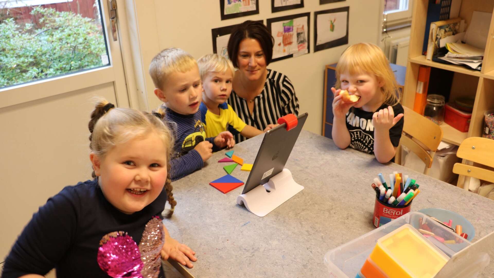 För barnen på Ölme förskola är de digitala verktygen en del av vardagen. Elin Lönnkvist är med och hjälper när Elis, 5 år, löser uppgifter. 