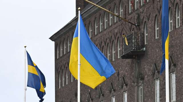 Ukrainas flagga, här utanför Stockholms stadshus, kommer även att hissas i Bengtsfors under måndagsmorgonen för att visa solidaritet med det ukrainska folket.