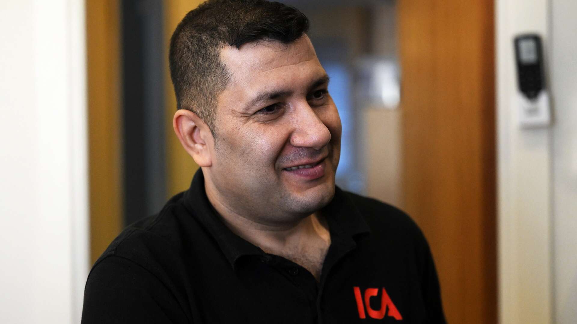 Arif Rahimi, 39, har fått en anställning Ica Wallinders efter att ha haft praktik där i ett år.
