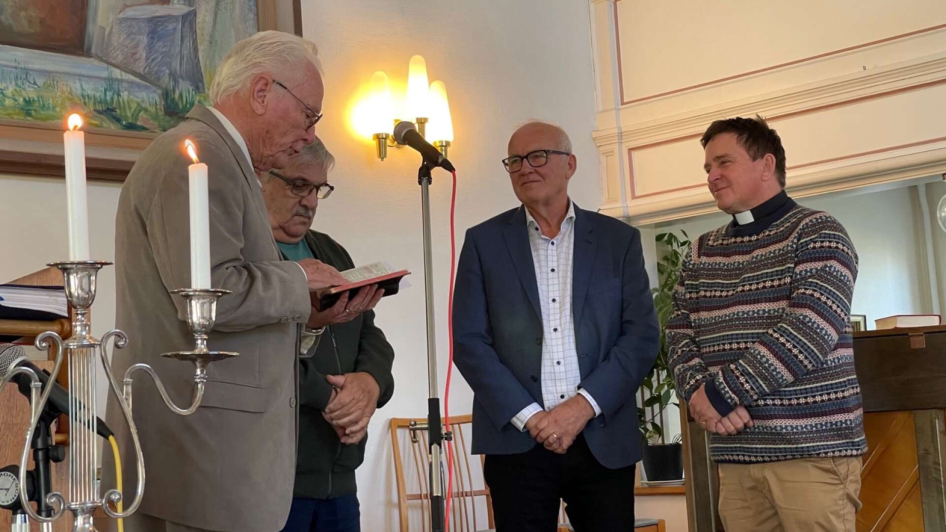 Församlingen med Roger Eriksson, Roger Holmgren och Per-Olov Backman hälsade pastor Anders Sunnergren välkommen.
