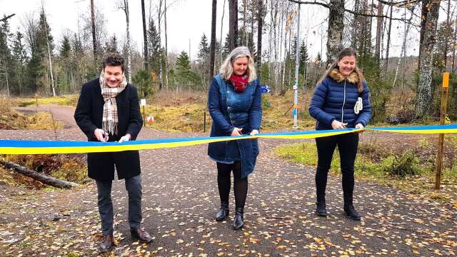 Politikerna Robert Halvarsson (MP), Monika Bubholz (MP) och Frida Nilsson (C) återinvigde Tyrskogens friluftsområde med bandklippning.