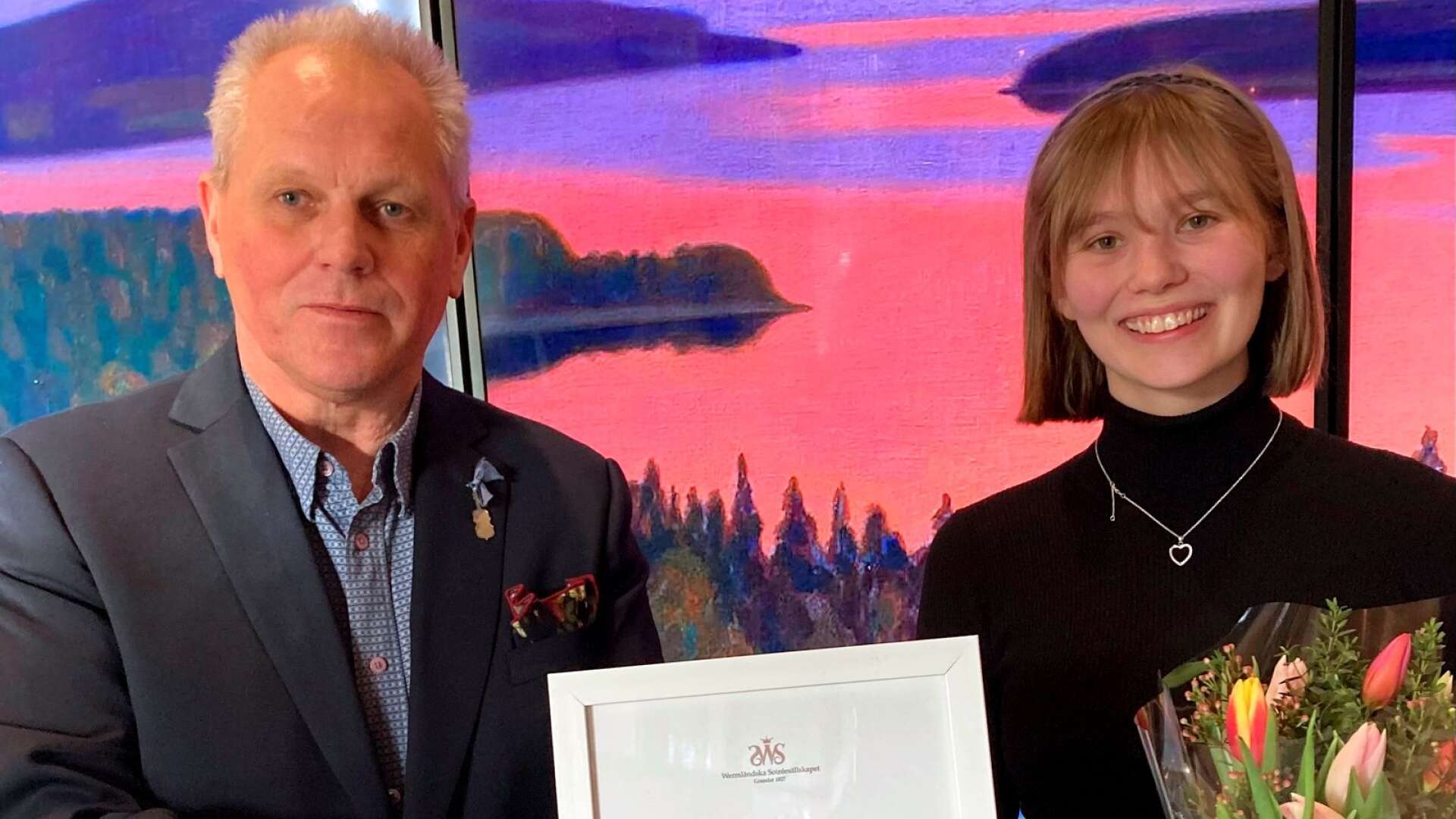 Kulturstipendiaten Emma Österblom fick diplom, blommor och stipendiecheck av Wermländska soiréesällskapet, vars ordförande Jan Brånerstrand skötte överräckandet.