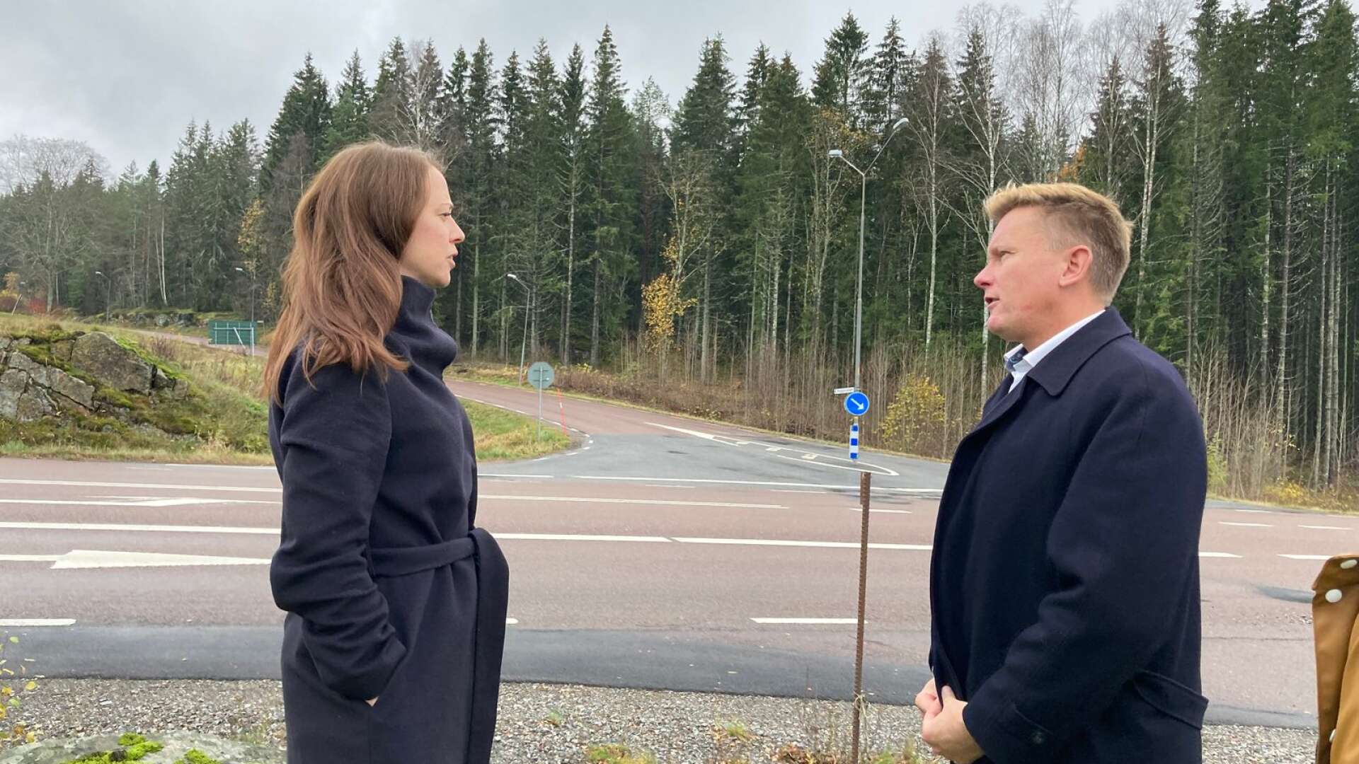 Finansmarknadsminister Åsa Lindhagen (MP) besökte Årjäng och Töcksfors under måndagen. Bland annat fick hon en visning av den farliga E18-korsningen i Töcksfors. Här är hon i samspråk med kommunalrådet Daniel Schützer (S).