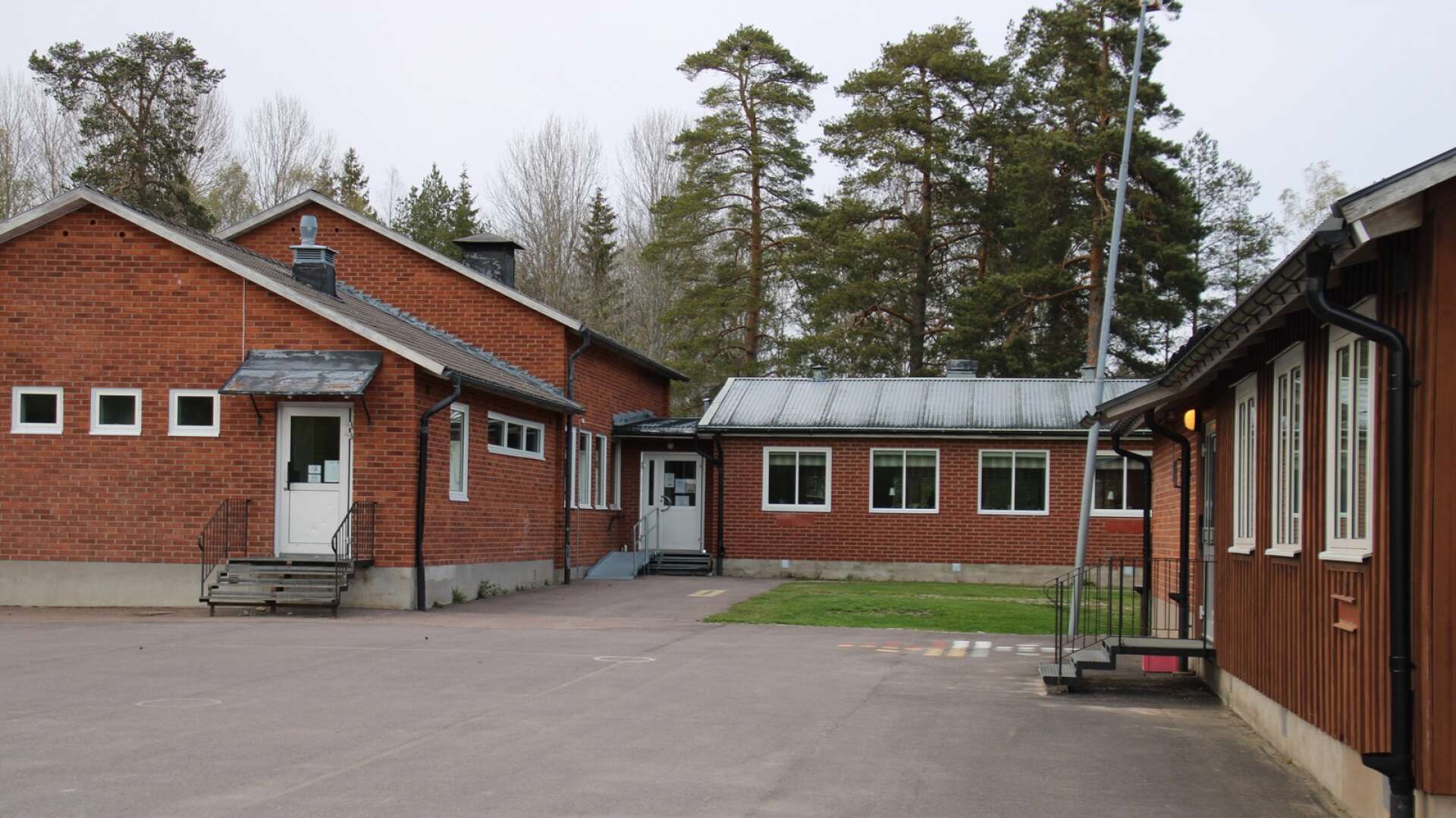 Förslaget att flytta elever från Värmlandsbro till Botilsäters skola har lagts ned efter negativa reaktioner från föräldrar.