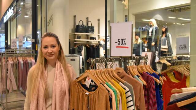Anitra Nielsen, butikschef på Best Clothes i Charlottenberg, välkomnar det statliga omsättningsstödet som återinförs. ”Norrmännen är våra största kunder och det behövs självklart hjälp, det är norrmännen vi lever på”, säger hon.