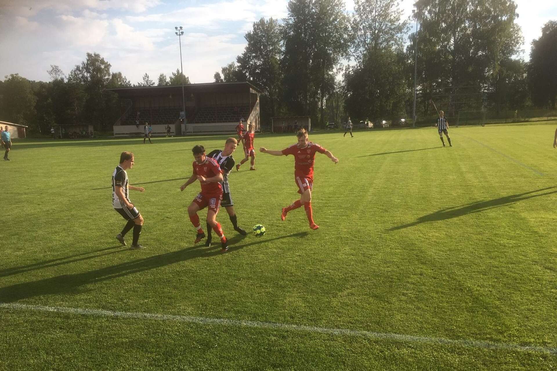 IFK Sunne kämpar mot Forshaga IF och tar hem en poäng med resultatet 1-1.