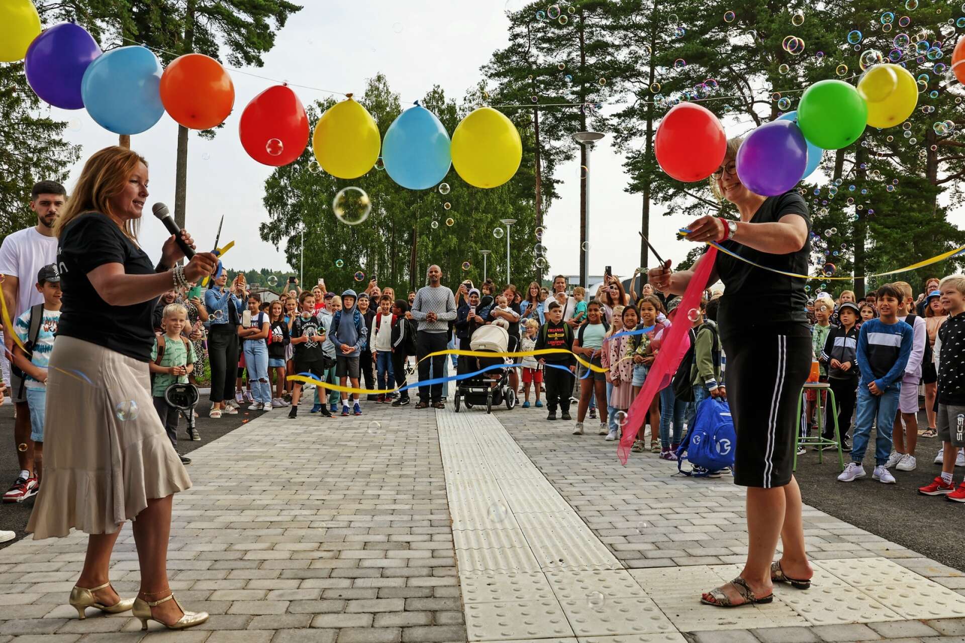 Rektorerna Åsa Fouganthine och Åsa Fyhr klippte det blågula bandet och förkunnade nya Stenportskolan som invigd. 