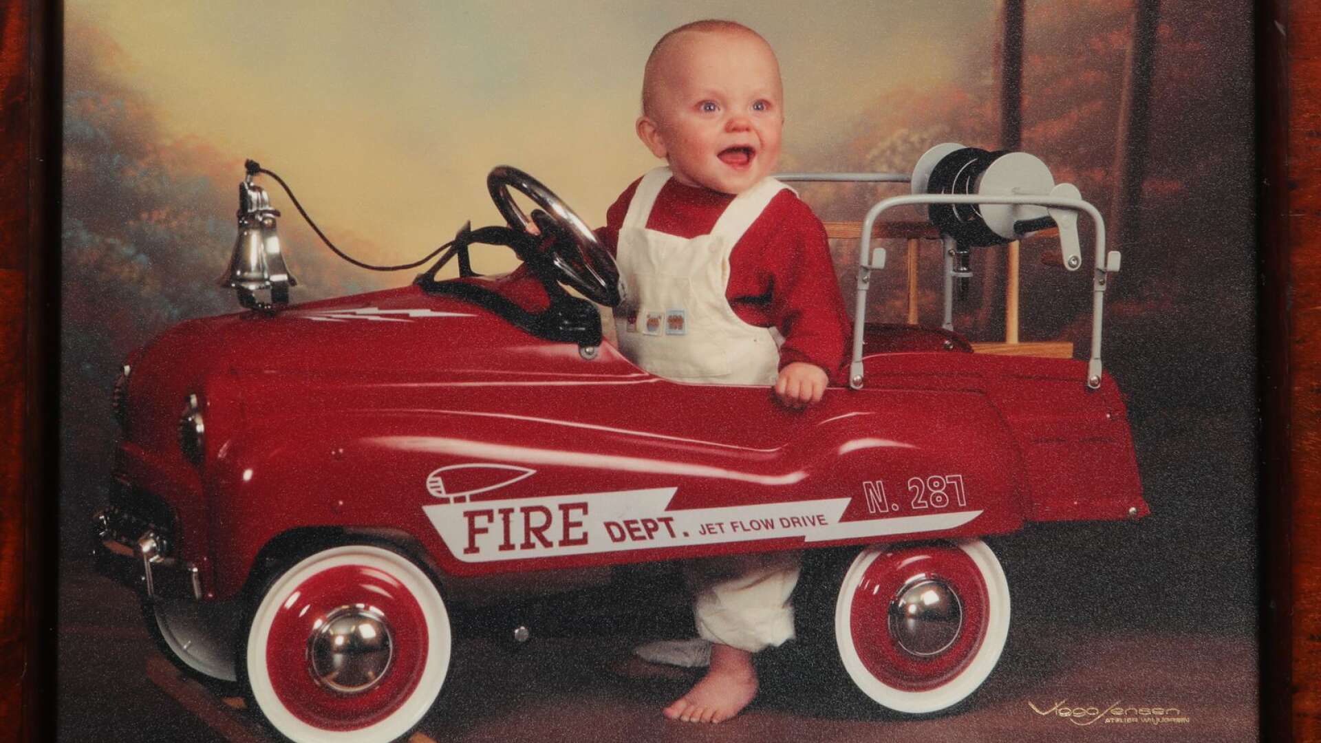 Oliver Solberg som ettårig brandbilsförare.
