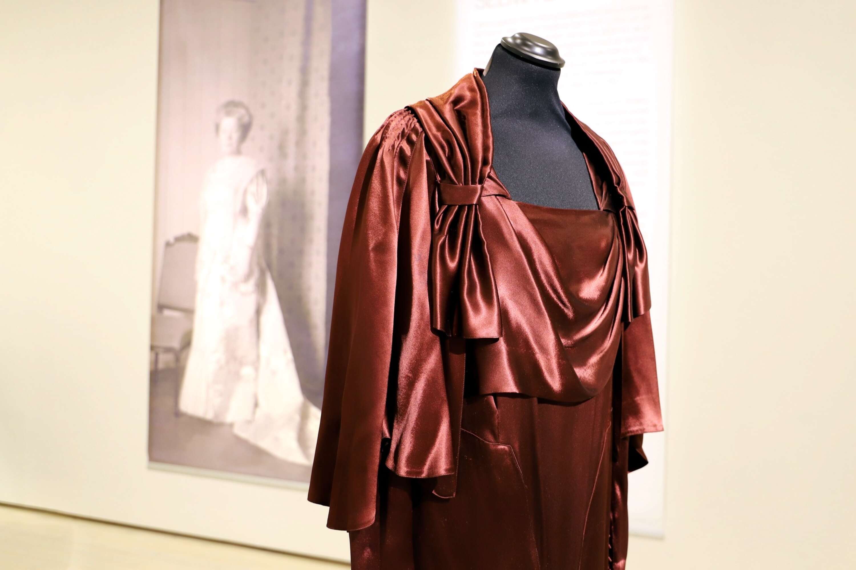 En av Selma Lagerlöfs klänningar, designad av Augusta Lundin, ”som man kan kalla den tidens Pär Engsheden”, säger Lena Örtlund.