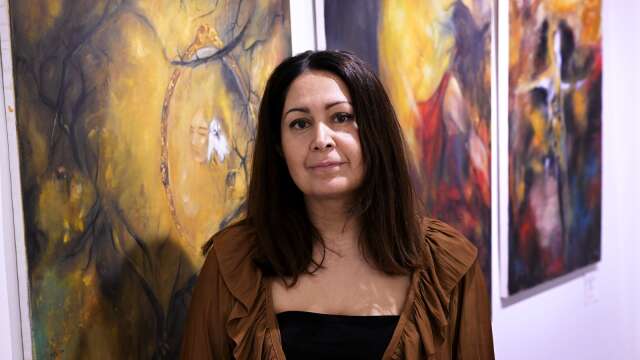 ”När jag har lite ockra i mina målningar, då blir jag nöjd. Då blir tavlan hel och får ett djup”, säger utställningsaktuella Sayran Liniver.