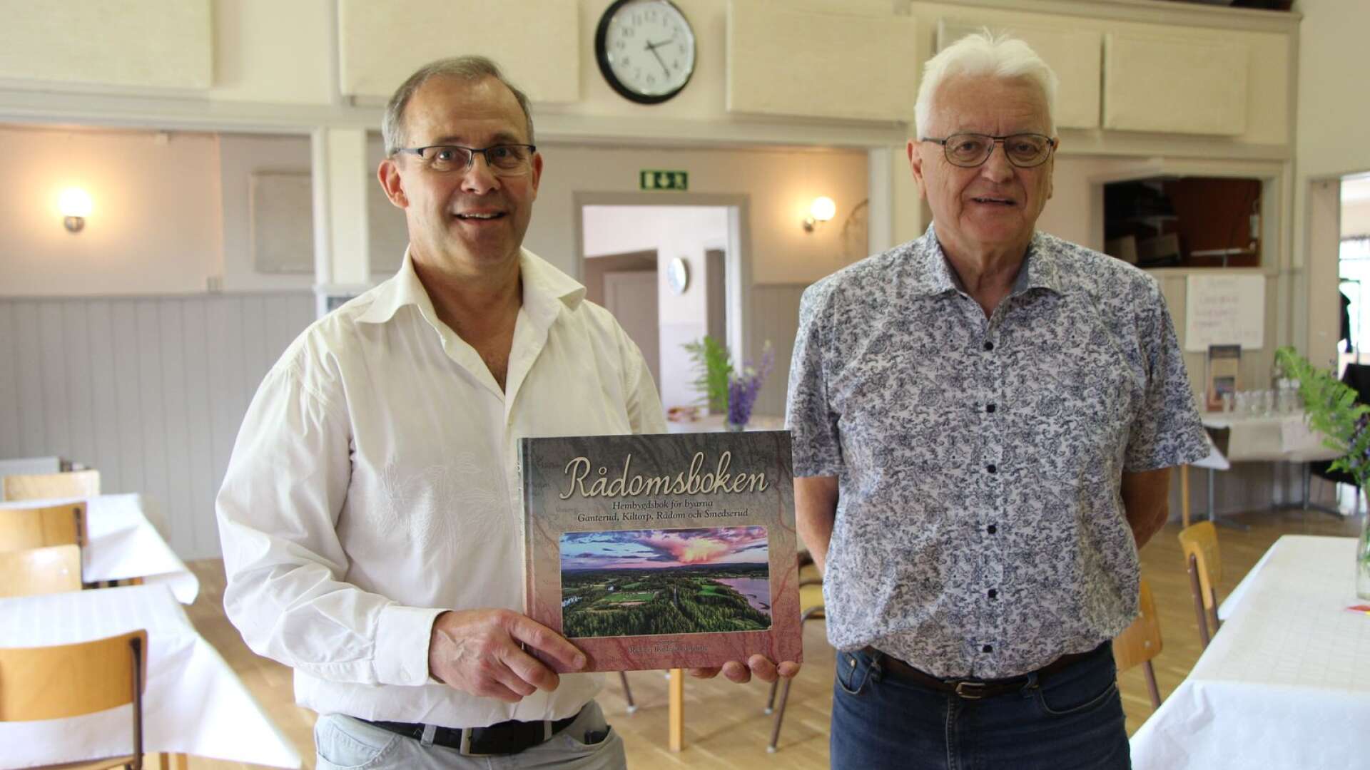 Eldsjälarna Ingvar Svensson och Kenneth Persson visar upp Rådomsboken som nu släppts i 800 exemplar.