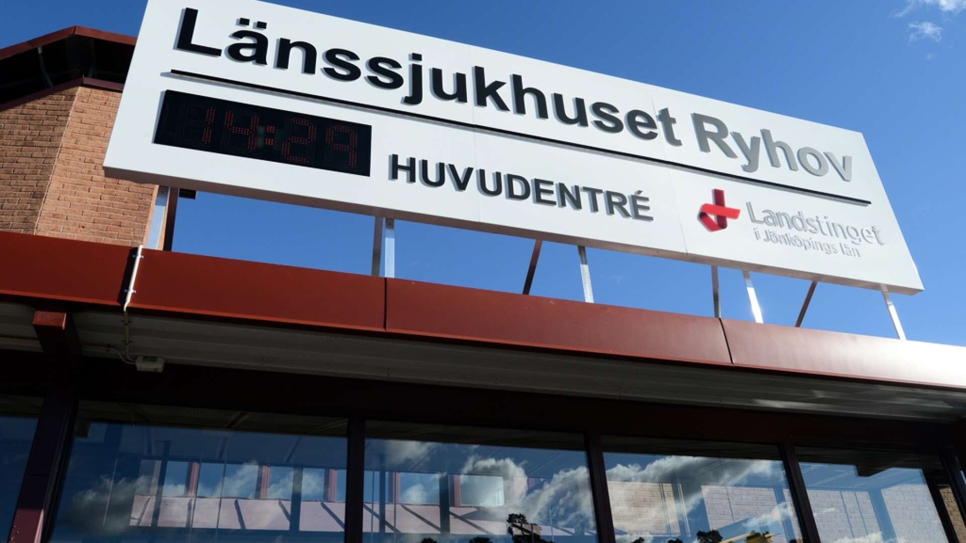 En kvinna vårdas på Länssjukhuset Ryhov i Jönköping för det nya coronaviruset.
